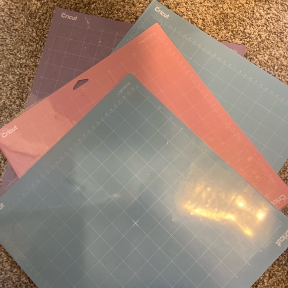 Cricut Air Explore2 Bundle - Picture 2 of 3